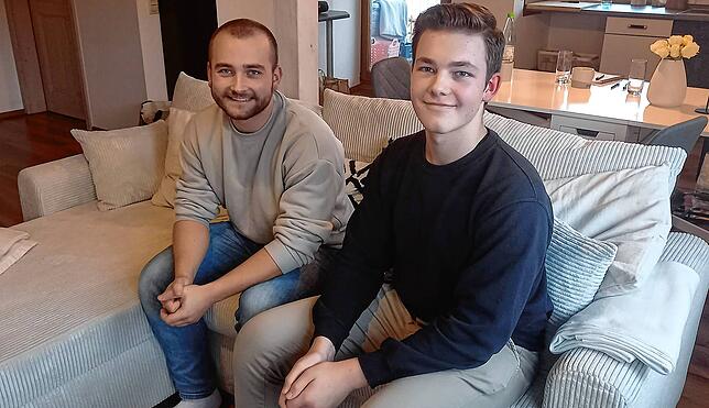 Felix und Oskar Müller auf dem heimischen Sofa. Im kommenden Jahr wollen die beiden Brüder ihre ersten Rennen fahren.