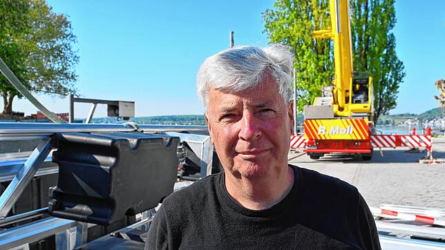 Lutz Ackermann ist für die neuen Stege bei der Sanierung des Mantelhafens verantwortlich. Ein Autokran lädt die Stegelemente ab, die ab ...