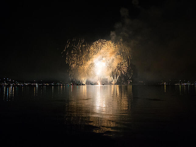 Bild 9: Das Seenachtfest-Feuerwerk vom Logenplatz am Yachthafen: Das Finale in Bildern