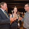 Bodensee-Weinprinzessin Pia Dreher stößt bei der Wimmlerweinprobe des Winzervereins mit Vorstand Georg Dreher (links) und Kellermeister ...