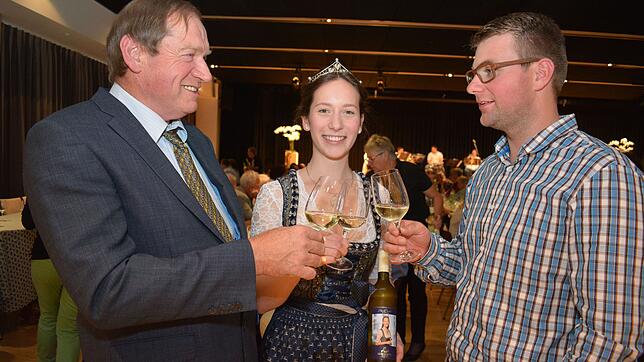 Bodensee-Weinprinzessin Pia Dreher stößt bei der Wimmlerweinprobe des Winzervereins mit Vorstand Georg Dreher (links) und Kellermeister ...