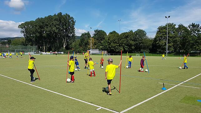 Die jüngsten Spieler sind sechs bis sieben Jahre alt. Sie üben, den Ball beidfüßig zu bespielen, um zum Kicken nicht immer nur ihren ...