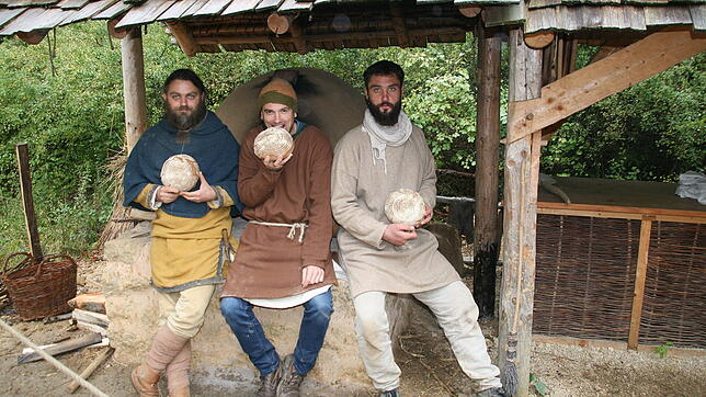 Bäckermeister Robert Schorp (Mitte) mit dem Archäologen Martin Rogier (links) und Schreiner Cedric Ahrens vor dem Lehmofen.