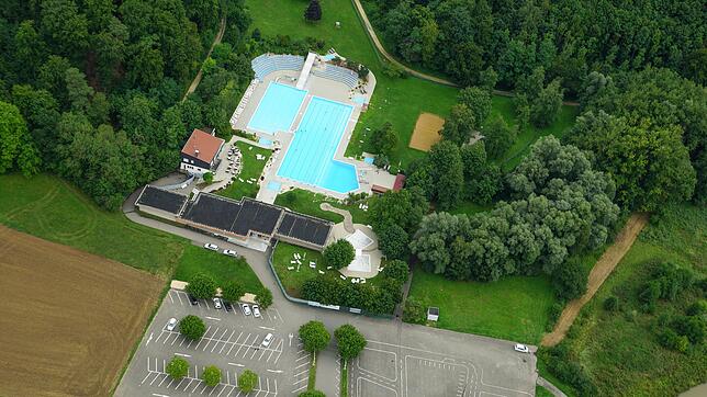 Das Stockacher Freibad im Osterholz aus der Luft gesehen. Im kommenden Jahr soll für diese Einrichtung eine groß angelegte Sanierung ...