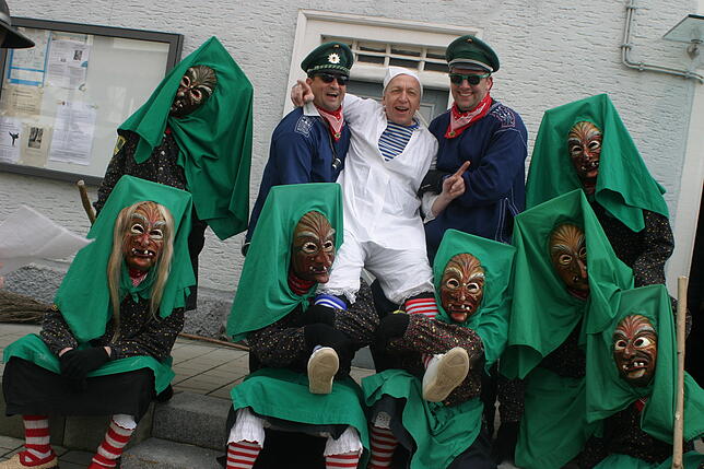 Für Ortsvorsteher Armin Wehrle gibt es bei den Moosloch-Hexen in Biesingen kein Erbarmen. Teil der Entmachtung am Schmotzige ist das ...