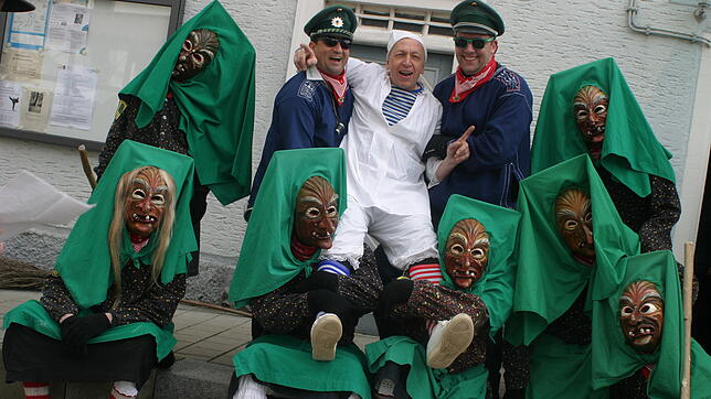 Für Ortsvorsteher Armin Wehrle gibt es bei den Moosloch-Hexen in Biesingen kein Erbarmen. Teil der Entmachtung am Schmotzige ist das ...