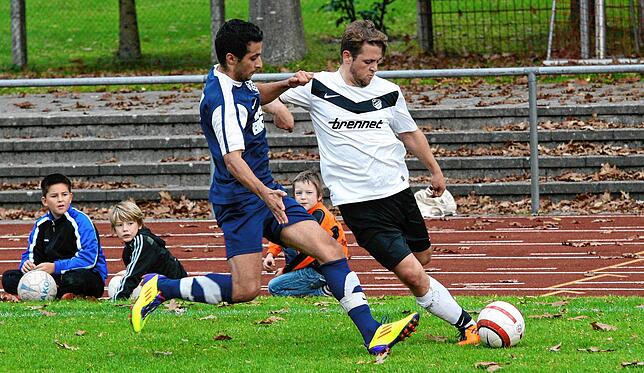 Allrounder: Der damalige Murger Bilal Sevda (links, gegen seinen heutigen Wallbacher Teamkollegen Dan Stengritt, damals FC Wehr) kann ...