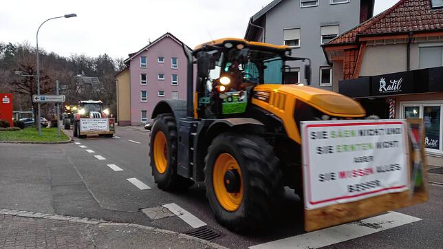 Mehrere Dutzend Traktoren, Lastwagen und Zugmaschinen mit Warnblinkern und Hupen auf der L151 in Laufenburg.