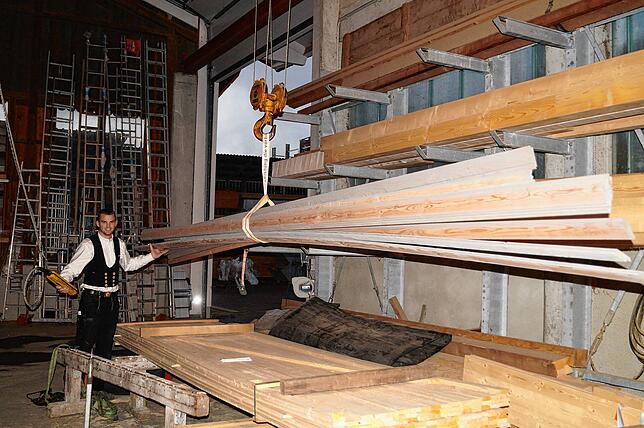 Holz ist die große Leidenschaft von Nico Gruber, der jüngst die Bronzemedaille bei der Deutschen Meisterschaft im Bauhandwerk 2024 ...