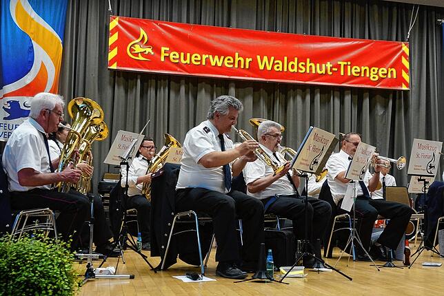 Unterhaltung in der Stadthalle: Der Musikzug St. Florian der Feuerwehr Waldshut-Tiengen bei seinem Auftritt.