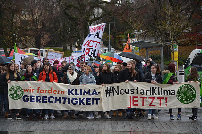 Weit mehr als 500 Demonstranten liefen anlässlich des globalen Klimastreiks vom Busbahnhof zur Marktstätte.