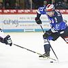 Schwenningens Stürmer Jordan Caron kämpft mit dem Berliner John Ramage um den Puck. Am Ende mussten sich die Wild Wings mit 3:5 ...