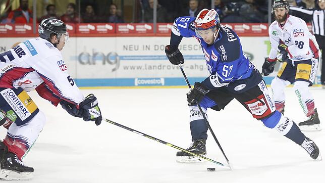 Schwenningens Stürmer Jordan Caron kämpft mit dem Berliner John Ramage um den Puck. Am Ende mussten sich die Wild Wings mit 3:5 ...