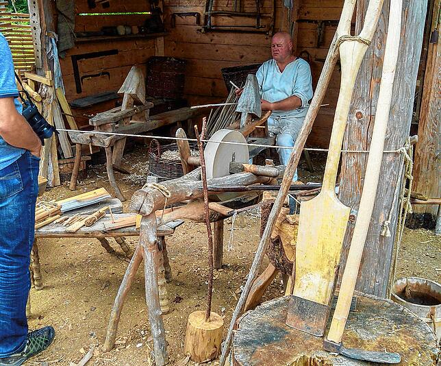Trotz der Corona-Ausnahmelage gehen die Arbeiten auf der Meßkircher Klosterbaustelle unter den Augen zahlreicher Besucher unbeirrt weiter.