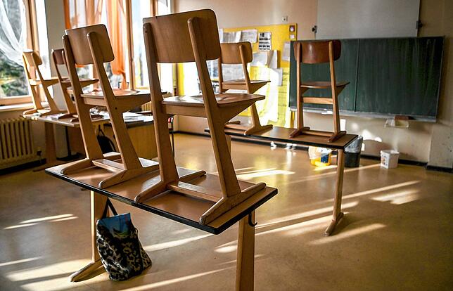 Schulen sollen nach den Sommerferien wieder öffnen – mit Maskenpflicht und Tests. Sozialminister Manfred Lucha fordert trotzdem ...