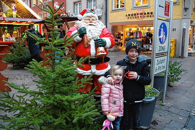 Bild 1: So schön! Besucher genießen den Waldshuter Weihnachtsmarkt