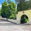 Im Ortsteil Bietingen gibt es ein Schloss, das privat bewohnt wird. Hier der Torbogen.