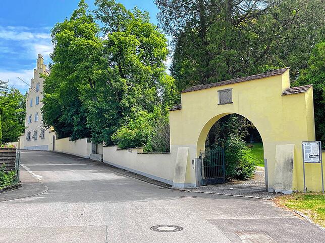 Im Ortsteil Bietingen gibt es ein Schloss, das privat bewohnt wird. Hier der Torbogen.