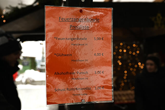 Preisliste am Feuerzangenbowle-Stand neben dem Konzil