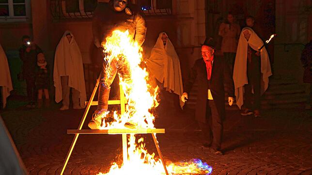 Furioses Ende: Scharfrichter Markus &bdquo;Mörser&ldquo; Müller setzte den Narro in Waldshut am Ende einer glanzvollen Fasnachtszeit in ...