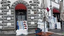 Baumaterial türmt sich vor der Brasserie Ignaz am Bahnhofplatz. Das Lokal hat seit Monaten geschlossen.