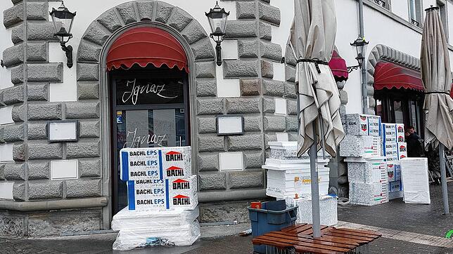 Baumaterial türmt sich vor der Brasserie Ignaz am Bahnhofplatz. Das Lokal hat seit Monaten geschlossen.
