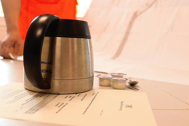 Hier kommen die Verantwortlichen regelmäßig zu Sitzungen zusammen. Filterkaffee und Kaffeesahne – darf auch hier nicht fehlen.
