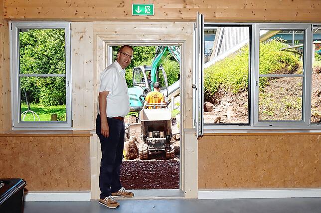Aus dem Saloon im Zwischengeschoss führt jetzt ein Rettungsweg in den Außenbereich. Bürgermeister Andreas Braun zeigt die neu eingebaute ...