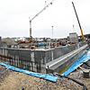 Nördlich der Europabrücke (rechts im Bild) wird das Parkhaus beim Europaquartier gebaut. Das Fundament ist fertig, jetzt geht es in die ...