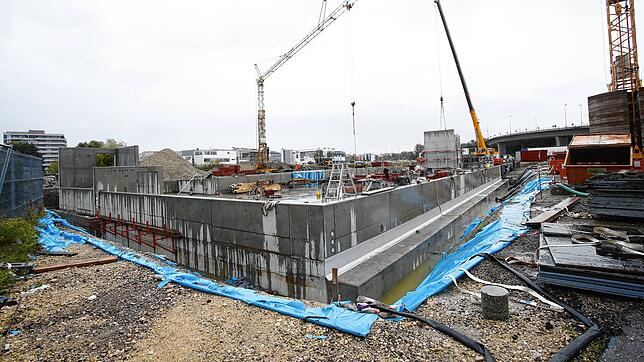 Nördlich der Europabrücke (rechts im Bild) wird das Parkhaus beim Europaquartier gebaut. Das Fundament ist fertig, jetzt geht es in die ...
