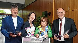 Das neue Programm der Stadthalle liegt an vielen Stellen schon aus, Reinhold Maier, Magdalena Steinebach, Angelika Berner-Assfalk und ...