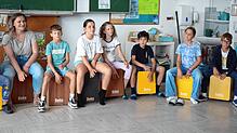 Beim Trommelworkshop sind die Schülerinnen und Schüler der dritten und vierten Klasse der Grundschule Sipplingen konzentriert dabei. ...