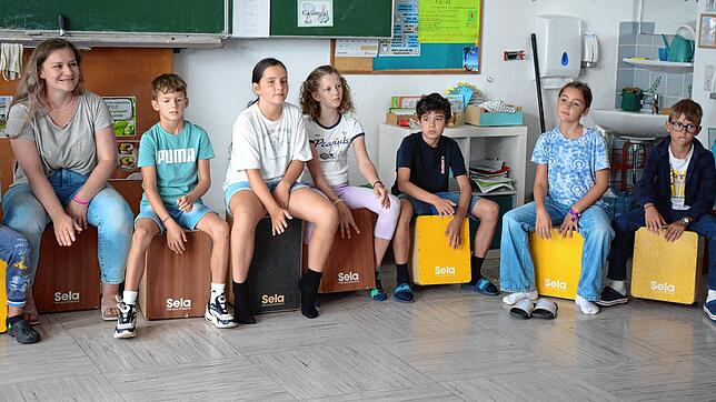 Beim Trommelworkshop sind die Schülerinnen und Schüler der dritten und vierten Klasse der Grundschule Sipplingen konzentriert dabei. ...