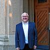 Der neue Leiter der Seelsorgeeinheit, Andreas Brüstle, vor der Josefskirche.