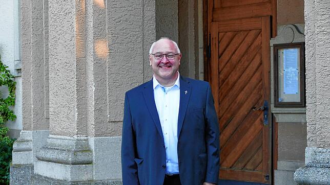 Der neue Leiter der Seelsorgeeinheit, Andreas Brüstle, vor der Josefskirche.
