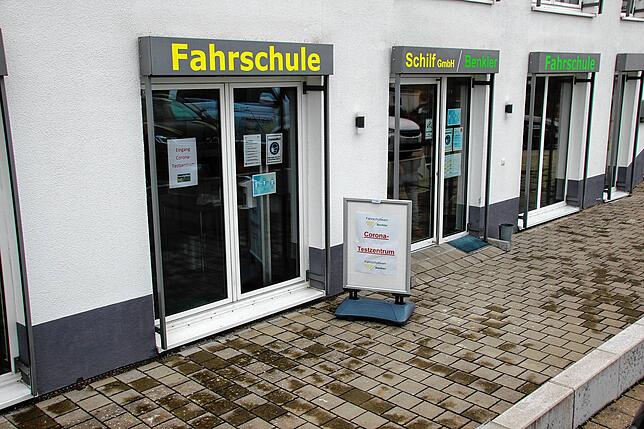 In der Fahrschule Schilf GmbH in Geißwiesen 3 in Wald können sich Bürger ab heute mit einem Antigen-Schnelltest testen lassen.