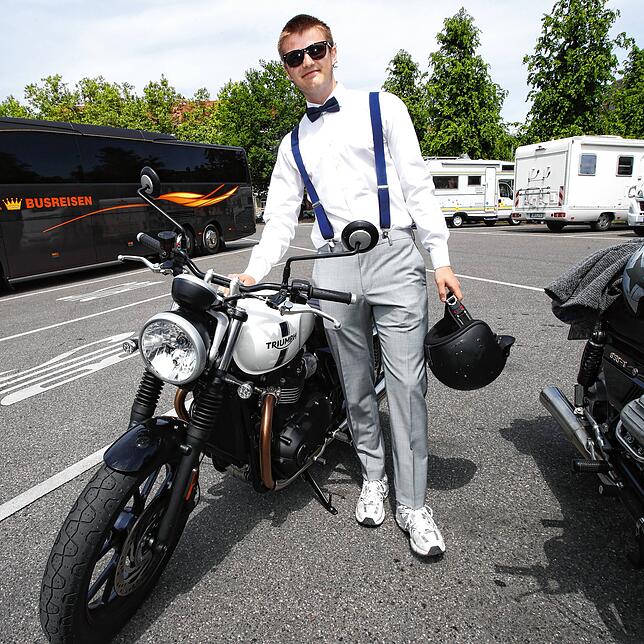 Mit 20 Jahren ist Till Panhans, hier mit seiner Triumph Street Twin, Baujahr 2018, der jüngste Fahrer.