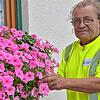 Ziergärtner Andreas May lebt und arbeitet seit mehr als 30 Jahren in Meersburg. Er zog der Arbeit wegen an den See &ndash; und möchte ...