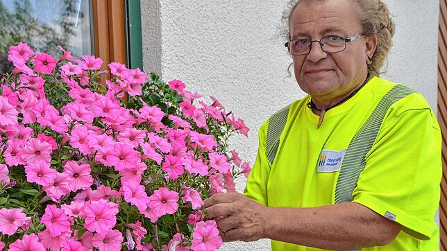 Ziergärtner Andreas May lebt und arbeitet seit mehr als 30 Jahren in Meersburg. Er zog der Arbeit wegen an den See &ndash; und möchte ...