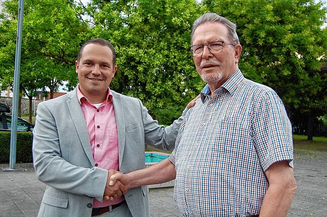 Bürgermeister Jürgen Wiener (links) dankt Elmar Meier für 52 Jahre Einsatz in der Kommunalpolitik und sein Engagement im Rat.