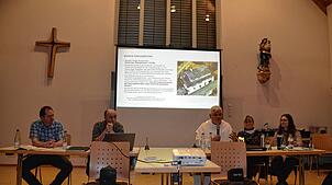 Christian Klingele, Michael Simon, Pater Roman Brud und die Vorsitzende des Pfarrgemeinderates Elvira Köpfer (von links) berichteten ...