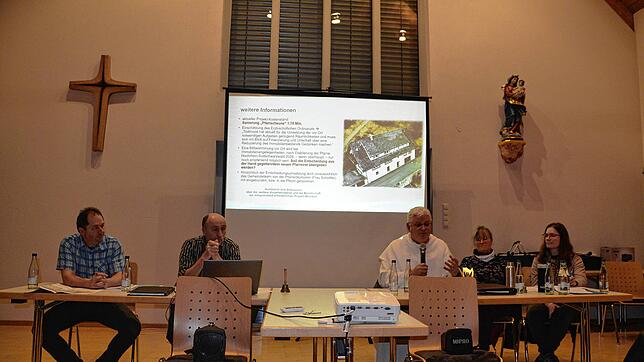 Christian Klingele, Michael Simon, Pater Roman Brud und die Vorsitzende des Pfarrgemeinderates Elvira Köpfer (von links) berichteten ...