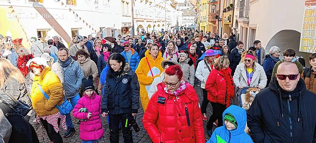 Bild 1: Der große Fasnetsumzug in Tiengen im strahlenden Sonnenschein - hier die schönsten Einblicke