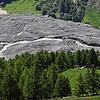 Wasser aus dem Fluss Lonza fließt über Schlamm und Stein, nachdem sich ein See auf den letzten Häusern des Dorfes Blatten gebildet hat. ...