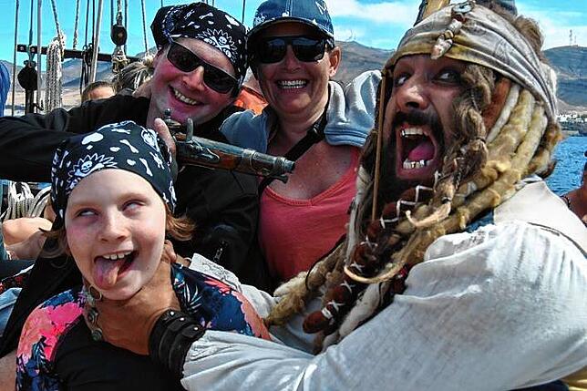 In den Fängen von Captain Jack auf der Pedra Sartana auf Fuerteventura bei der Piratentour.