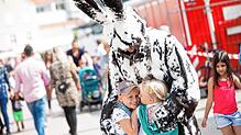 Zwei kleine Seehasen-Fans freuten sich im vergangenen Jahr über die Begegnung mit dem Seehas. In diesem Jahr fällt das Seehasenfest ...