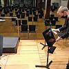 Die Orchesterwarte (im Vordergrund: Robert Strom) sind am Abend in Doppelbesetzung unterwegs, um zwischen den Stücken und Konzerten ...