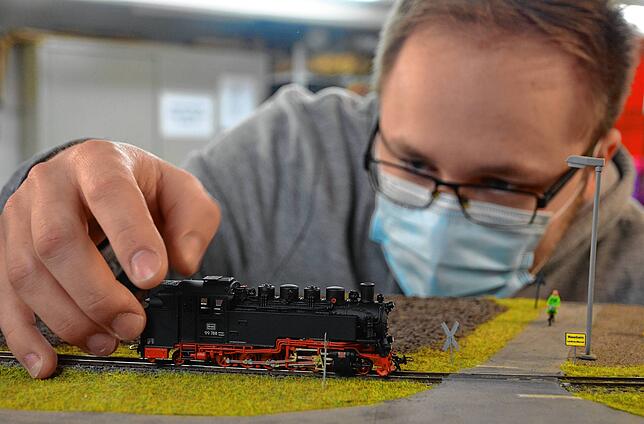 Das weckt den Spieltrieb im Manne: Jens Seeberger mit seiner Dampflok am unbeschrankten Bahnübergang.