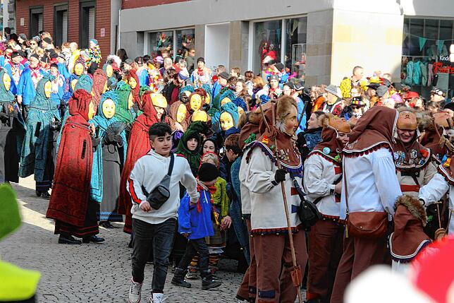 Die Gruppen der Stegstreckerzunft marschieren zum Marktplatz.