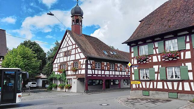 Das Rathaus in Bermatingen (Bildmitte) steht im Zentrum des historischen Ortskerns. Die Weinbaugemeinde hat rund 4100 Einwohner.